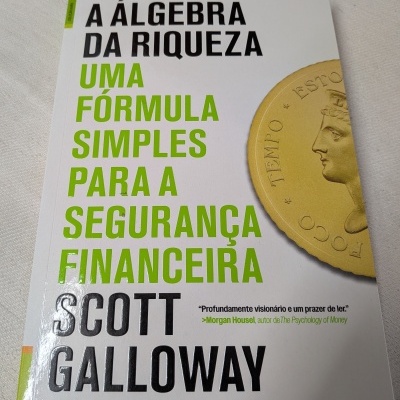 Livro A Álgebra da Riqueza com capa branca e imagem de moeda dourada