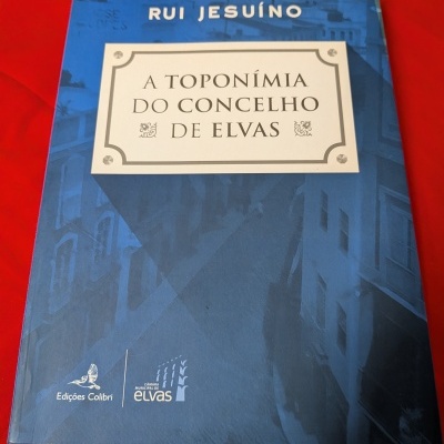 Capa de livro azul com título A TOPONÍMIA DO CONCELHO DE ELVAS de Rui Jesuíno.