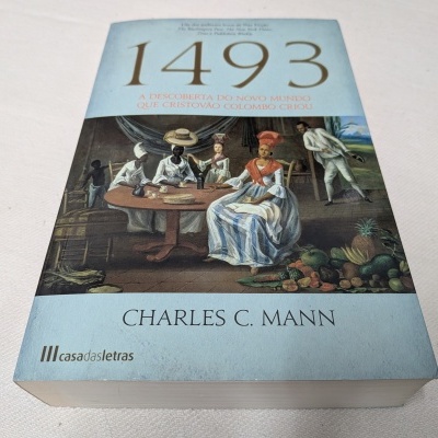 Capa do livro 1493 de Charles C. Mann com ilustração histórica e fundo azul claro