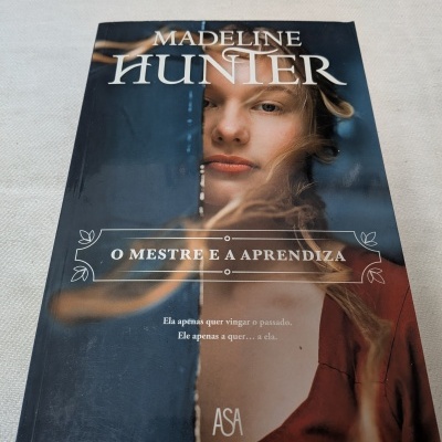 Capa do livro O MESTRE E A APRENDIZA de Madeline Hunter com imagem de mulher e texto da editora ASA.