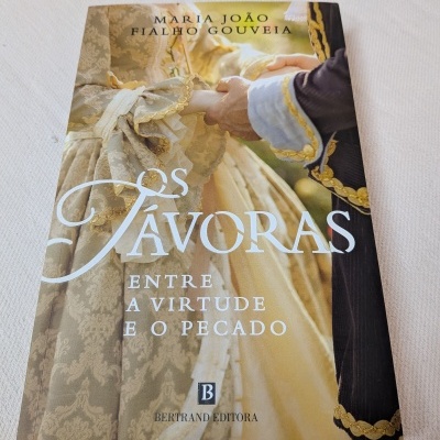 Capa do livro Os Távora com pessoas vestidas em roupas antigas douradas e pretas.