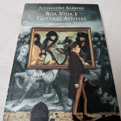 Capa de livro Boa Vida e Guerras Alheias do Fidalgio Mr. Pyle de Alessandro Barbero com ilustração histórica