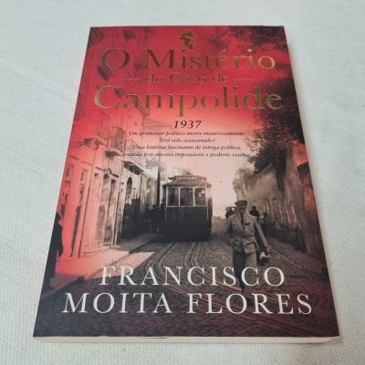 Capa de livro O Mistério do Caso de Campolide 1937 com imagem de elétrico e duas pessoas na rua