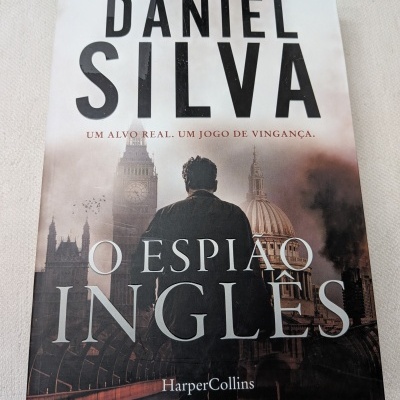 Capa do livro O ESPIÃO INGLÊS de Daniel Silva com imagem de Londres ao fundo