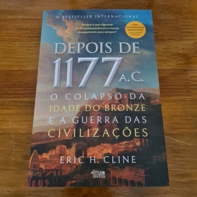 Capa do livro Depois de 1177 A.C. com ruínas antigas e céu azul e castanho