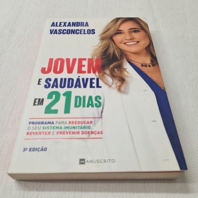 Livro 'Jovem e Saudável em 21 Dias' de Alexandra Vasconcelos com capa branca e texto colorido