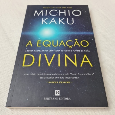 Livro 'A Equação Divina' de Michio Kaku com capa azul escura estrelada e texto amarelo e branco