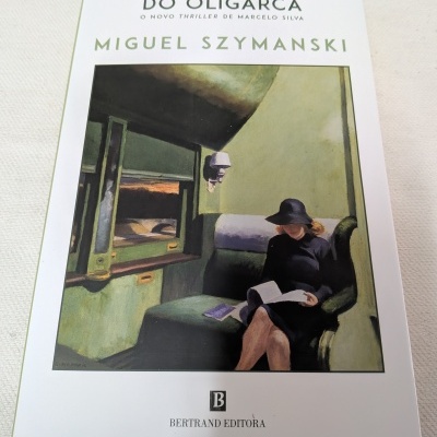Capa do livro A VIAGEM DO OLIGARCA com ilustração de mulher sentada a ler.