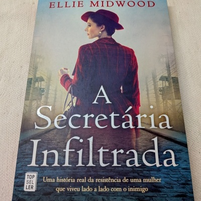 Livro A Secretária Infiltrada de Ellie Midwood com imagem de mulher e texto na capa.