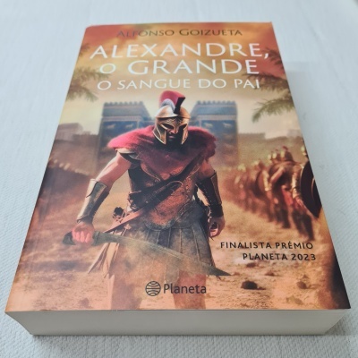 Capa de livro com guerreiro antigo e texto editorial