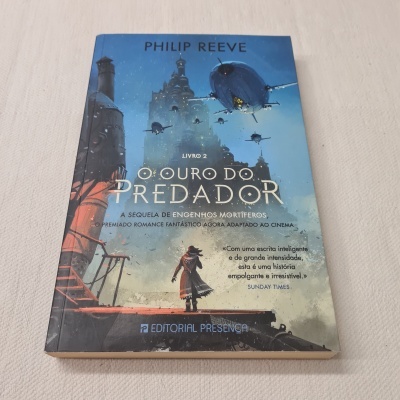 Livro 'O Ouro do Predador' de Philip Reeve com capa ilustrada e texto visível