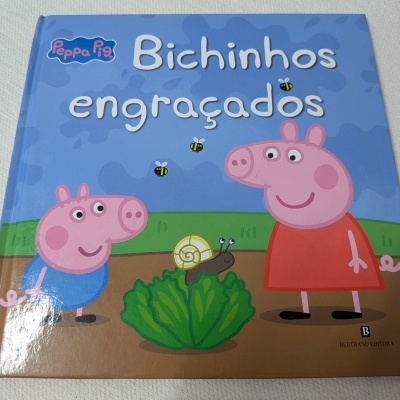 Livro infantil Peppa Pig Bichinhos engraçados com ilustração de porquinhos e caracol