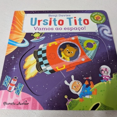 Livro infantil Ursito Tito Vamos ao espaço com capa colorida de urso e nave espacial