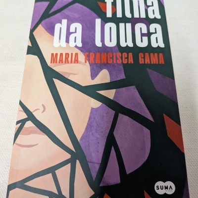 Capa de livro filha da louca de Maria Francisca Gama com ilustração abstrata e selo SUMA de letras