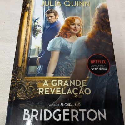 Capa do livro A Grande Revelação de Julia Quinn com personagens à moda antiga e selo Netflix