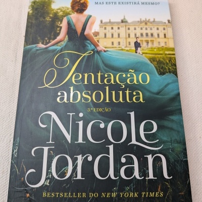 Capa de livro Tentação Absoluta de Nicole Jordan com mulher de vestido verde e edifício ao fundo