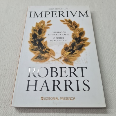Livro IMPERIVM de Robert Harris com coroa de louros dourada na capa