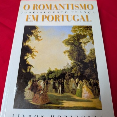 Livro O Romantismo em Portugal com capa branca e ilustração de cena histórica
