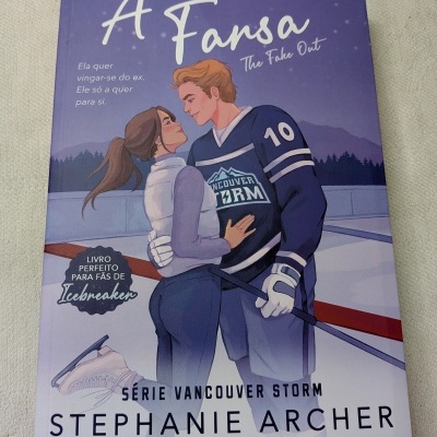 Capa de livro A Farsa The Fake Out com ilustração de casal e elementos de hóquei no gelo