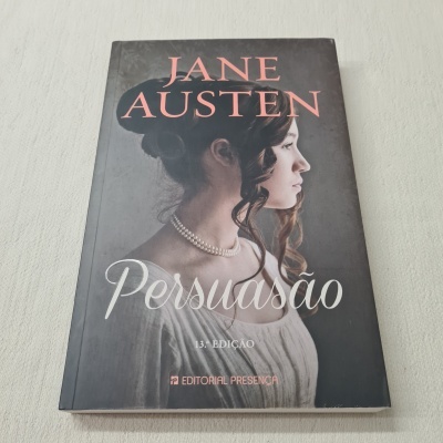 Capa do livro Persuasão de Jane Austen com mulher de perfil