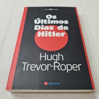 Livro 'Os Últimos Dias de Hitler' com capa preta e vermelha