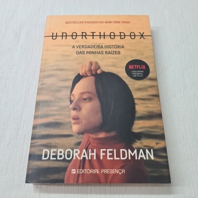 Capa de livro Unorthodox de Deborah Feldman, imagem de mulher e selo Netflix.