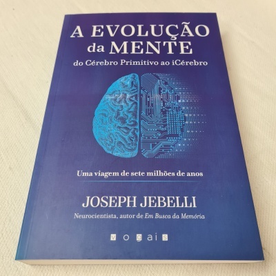 Capa de livro azul com título 'A EVOLUÇÃO da MENTE' e imagem de cérebro