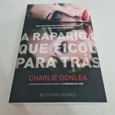 Capa do livro A Rapariga Que Ficou Para Trás de Charlie Donlea com rostos desfocados ao fundo
