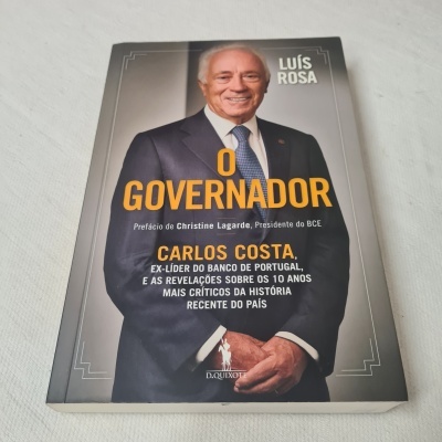 Capa de livro 'O GOVERNADOR' de Luís Rosa com retrato de um homem de fato escuro e gravata azul