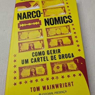 Capa do livro Narconomics sobre gestão de cartel de droga com fundo amarelo e imagens de notas de dólar.
