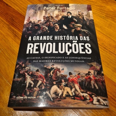 Capa de livro com pintura histórica de batalhas e soldados em tons terrosos