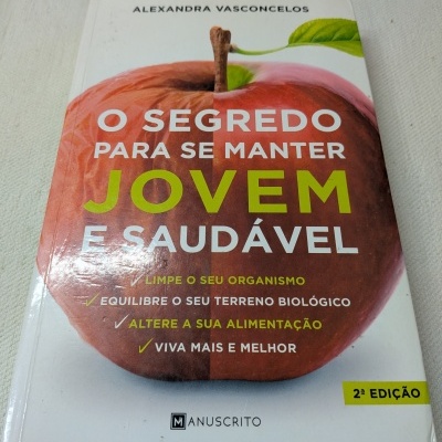 Capa de livro com maçã e texto em português