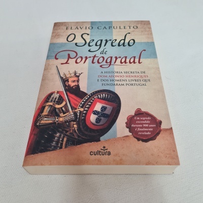 Livro O Segredo de Portograal com capa de cavaleiro medieval e texto