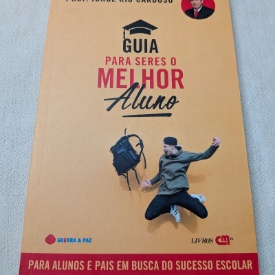 Capa de livro amarelo com texto e imagem de jovem a saltar com mochila preta