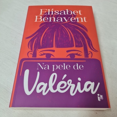 Capa do livro 'Na pele de Valéria' com ilustração e cores laranja e roxo.