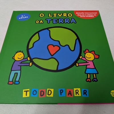 Capa de livro infantil verde com globo e crianças desenhadas