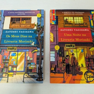 Duas capas de livros ilustradas de livrarias Morisaki, uma diurna outra noturna, com títulos e nomes do autor Satoshi Yagisawa.