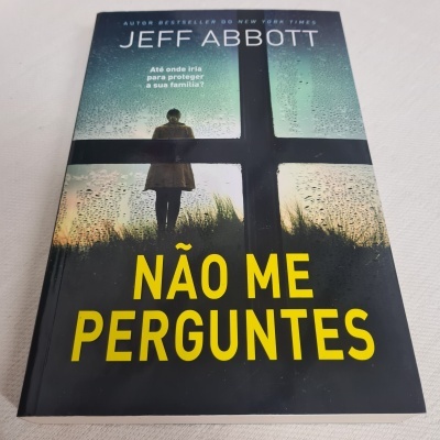 Livro com capa mostrando título 'NÃO ME PERGUNTES' e autor Jeff Abbott