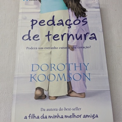 Capa do livro Pedaços de ternura de Dorothy Koomson com imagem de duas pessoas de pé.
