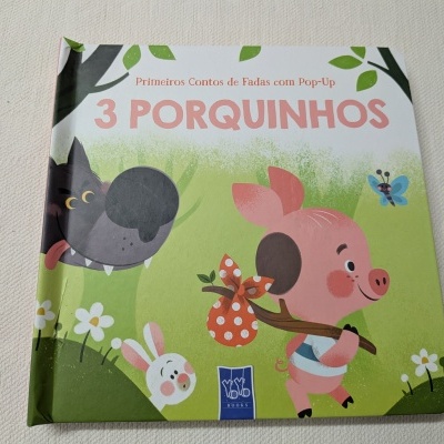 Livro infantil 3 Porquinhos com ilustrações coloridas de animais e selo YOYO BOOKS