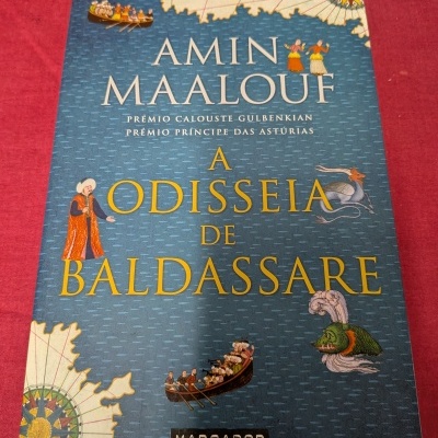 Capa de livro azul com ilustrações e texto A ODISSEIA DE BALDASSARE.