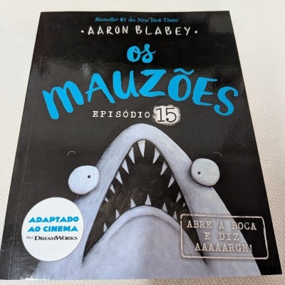 Capa de livro infantil com tubarão e texto em azul e branco