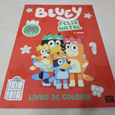 Capa de livro de colorir Bluey Feliz Natal com personagens de desenho animado