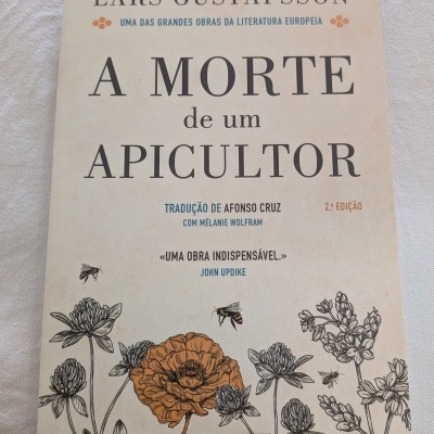 Capa de livro A MORTE de um APICULTOR com ilustrações de flores e abelhas