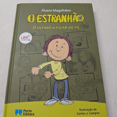 Capa do livro O Estranhão 9 de Álvaro Magalhães com ilustração de personagem de desenho animado.