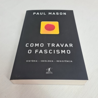 Livro preto com texto branco e gráfico amarelo e vermelho na capa