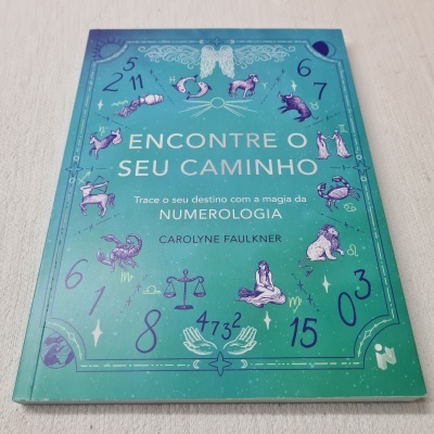 Capa de livro verde-azulada com signos do zodíaco e números
