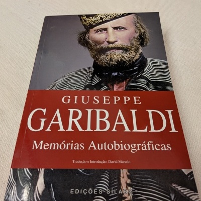 Livro Giuseppe Garibaldi Memórias Autobiográficas com capa vermelha e foto de Giuseppe Garibaldi