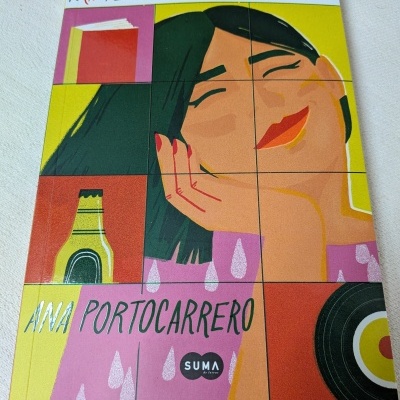 Capa de livro ilustrada com rosto de mulher sorridente e texto do título e autor
