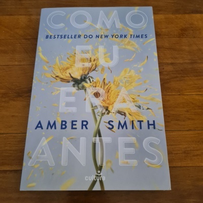 Capa de livro com flores amarelas e texto em azul e branco